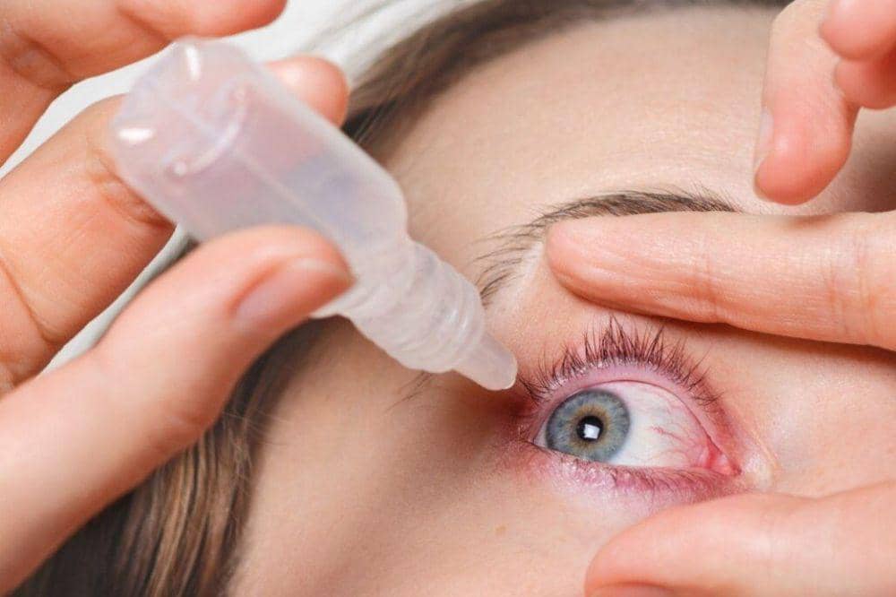 Meneteskan obat mata