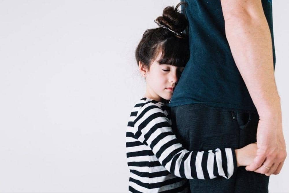 Anak perempuan memeluk Papa