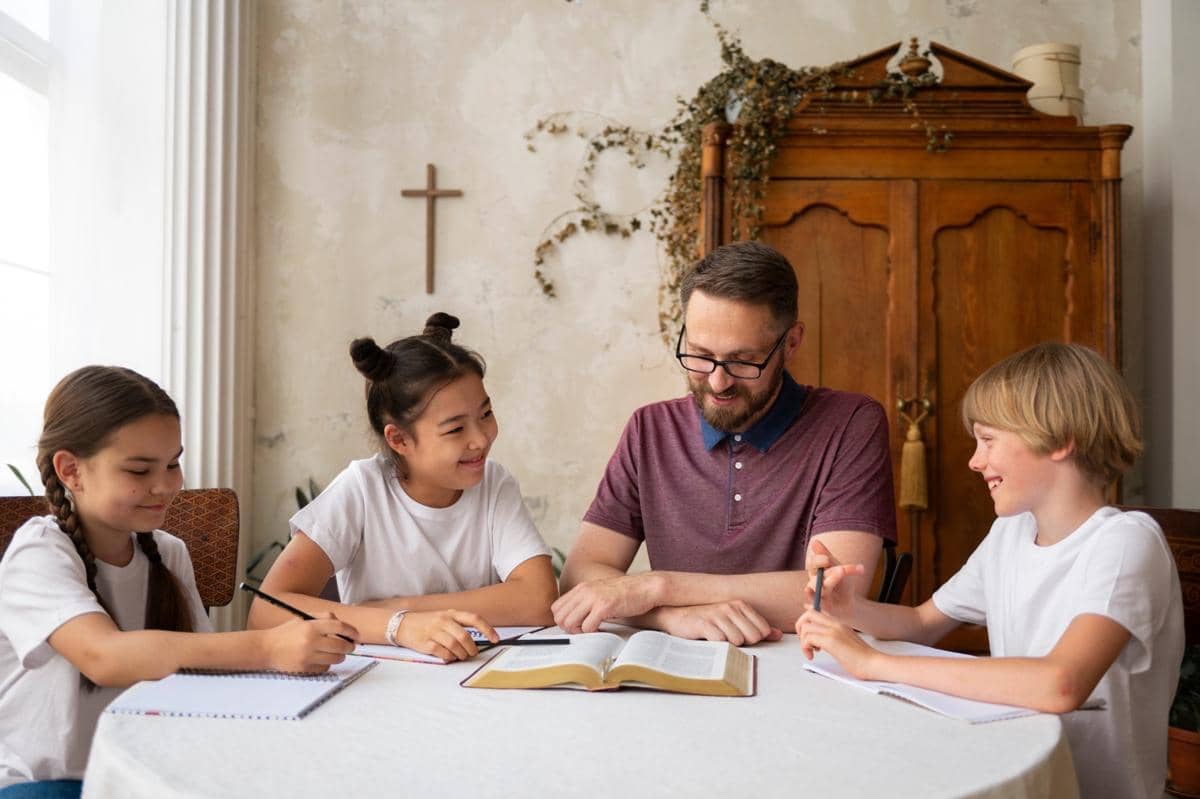 sekumpulan keluarga sedang menghabiskan waktu bersama