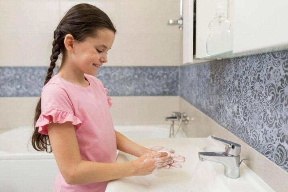 Anak mencuci tangan