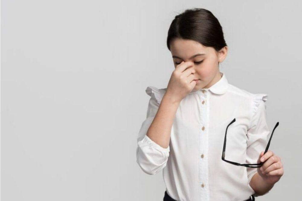 Anak memegang kacamata