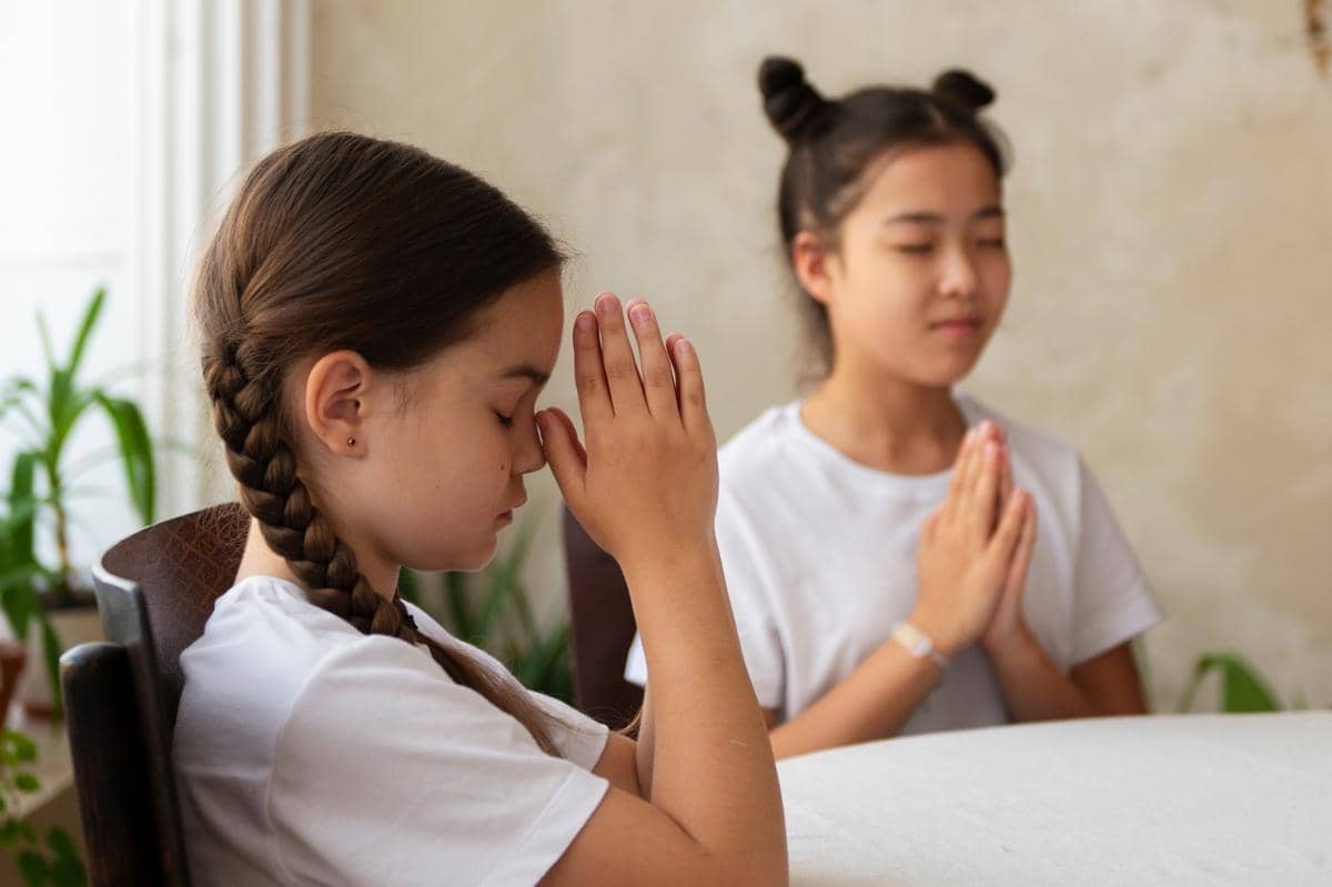 sekumpulan anak sedang berdoa bersama