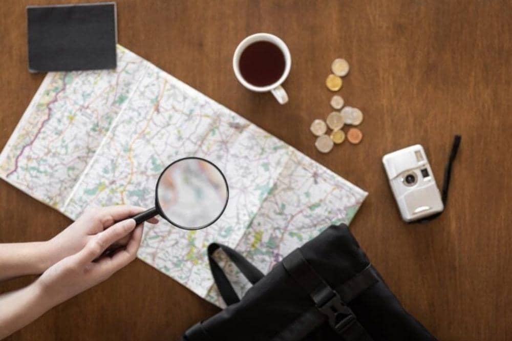 Map dan kacamata pembesar