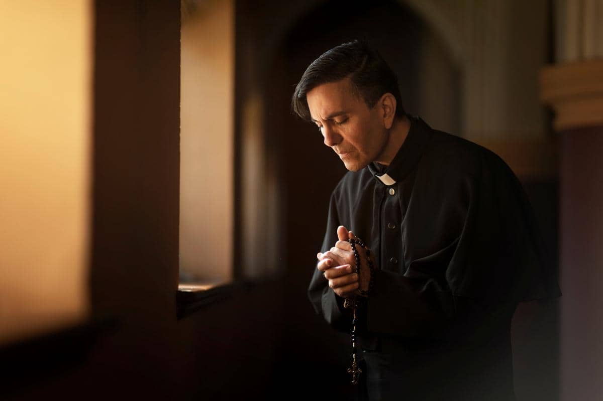 seorang Pastur berada di Gereja