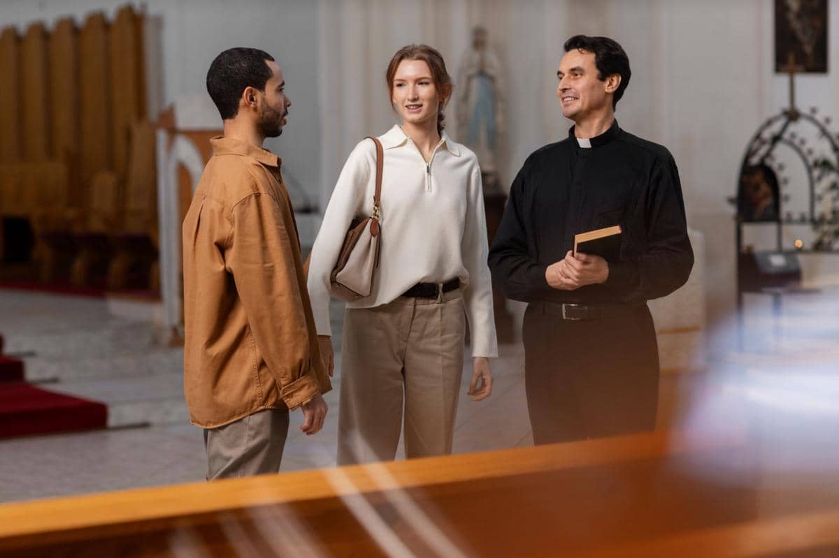 sekumpulan pemuda sedang berbicara di Gereja