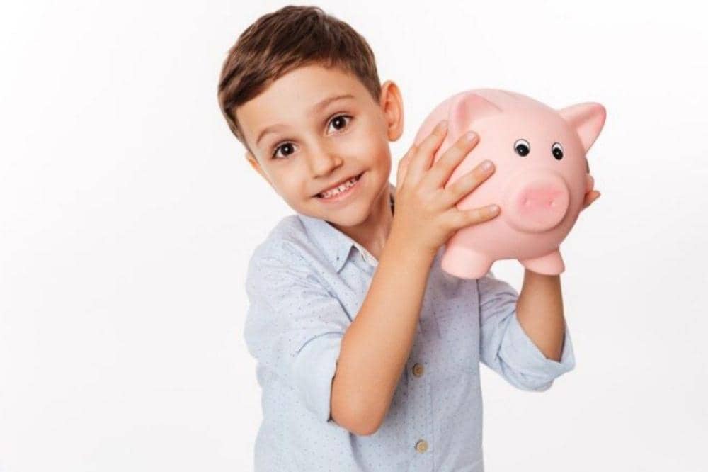 Si Kecil memegang celengan