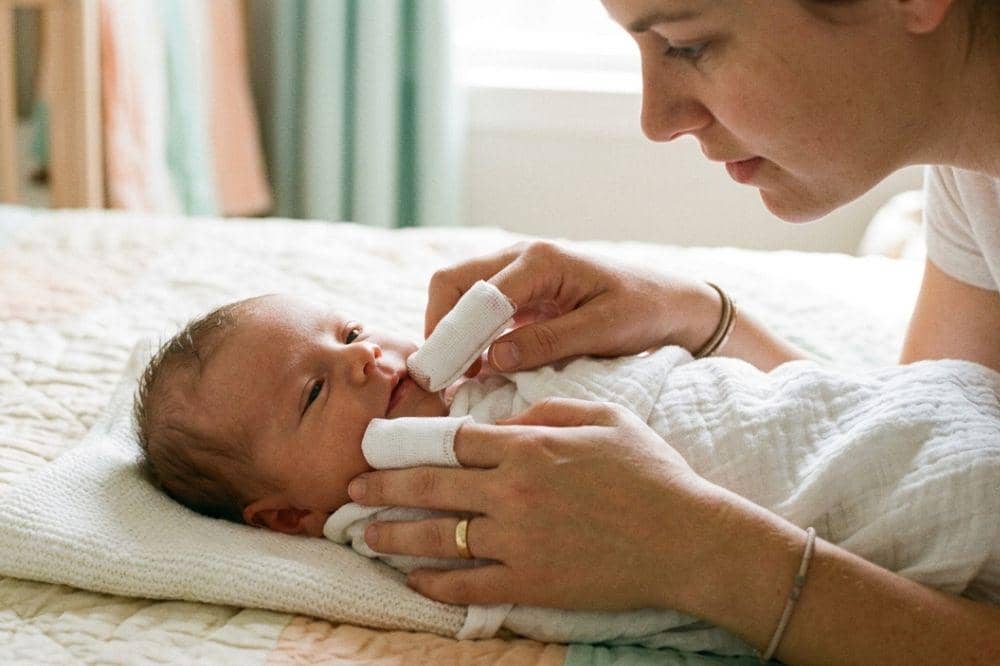 ilustrasi bayi sikat gigi