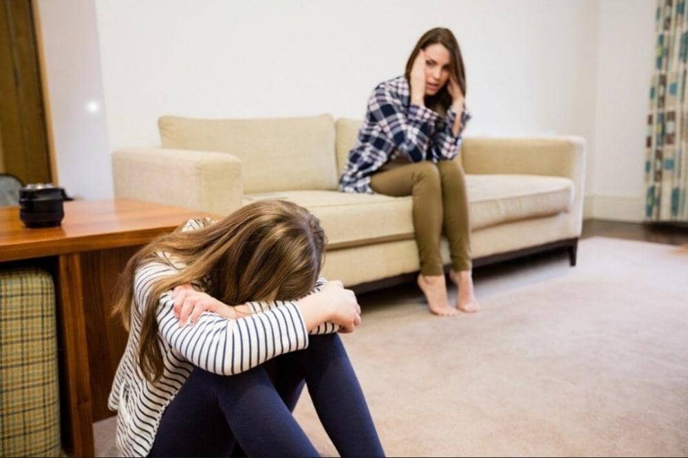 Mama dan anak perempuan sedih