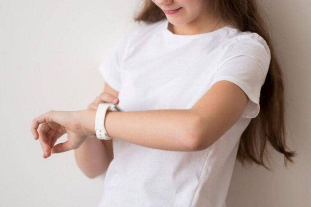 Anak perempuan melihat jam tangan