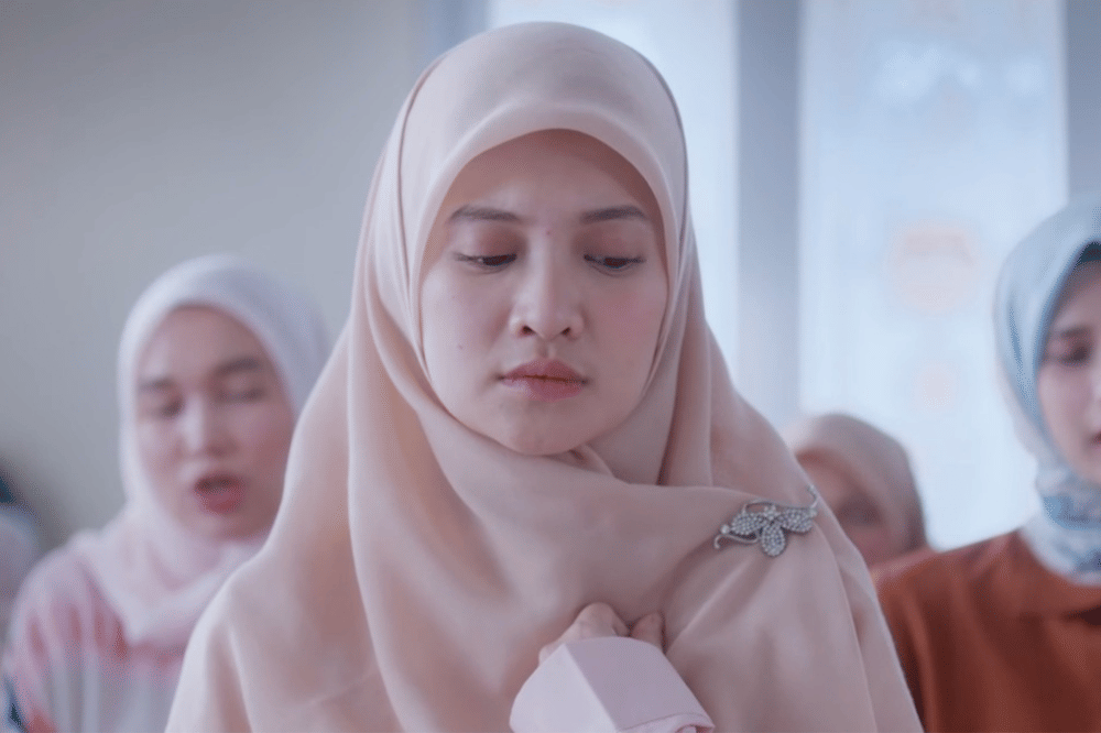 Daftar Pemain Film Dalam Sujudku, Kisah Haru Kesetiaan Istri