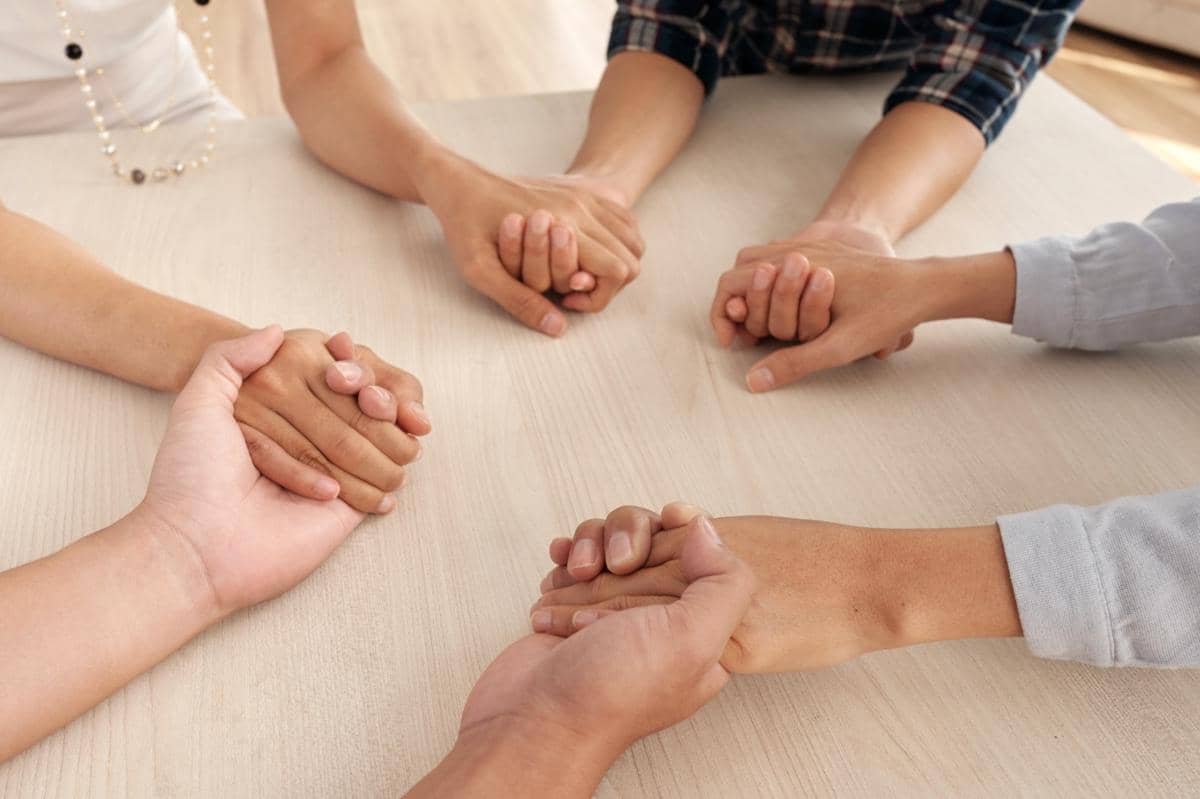 gambar tangan sedang menggenggam satu sama lain