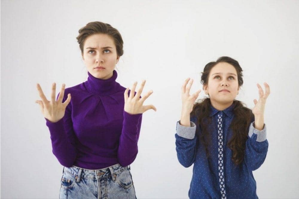 2 anak perempuan kesal