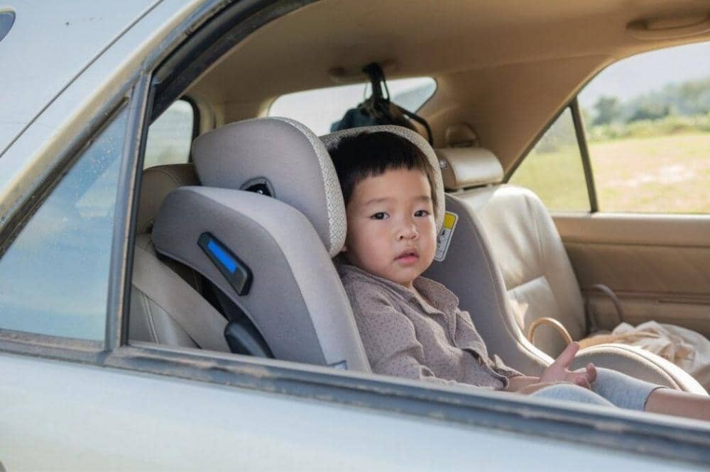Anak duduk di car seat