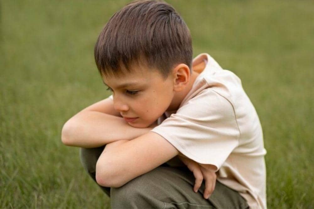 Anak laki-laki murung