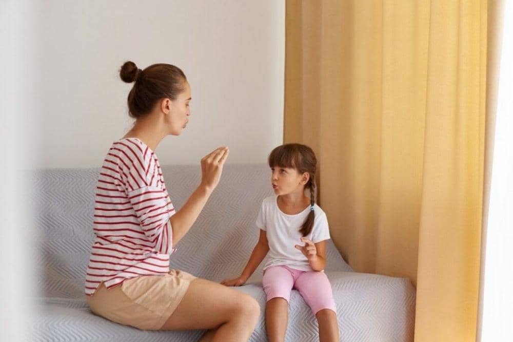 Mama mengedukasi anak