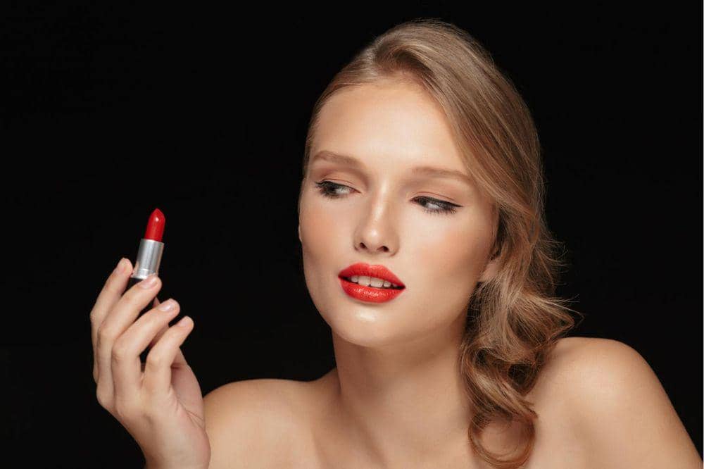 Warna Lipstik yang Bagus untuk Bibir Hitam, Buat Wajah Lebih Cerah