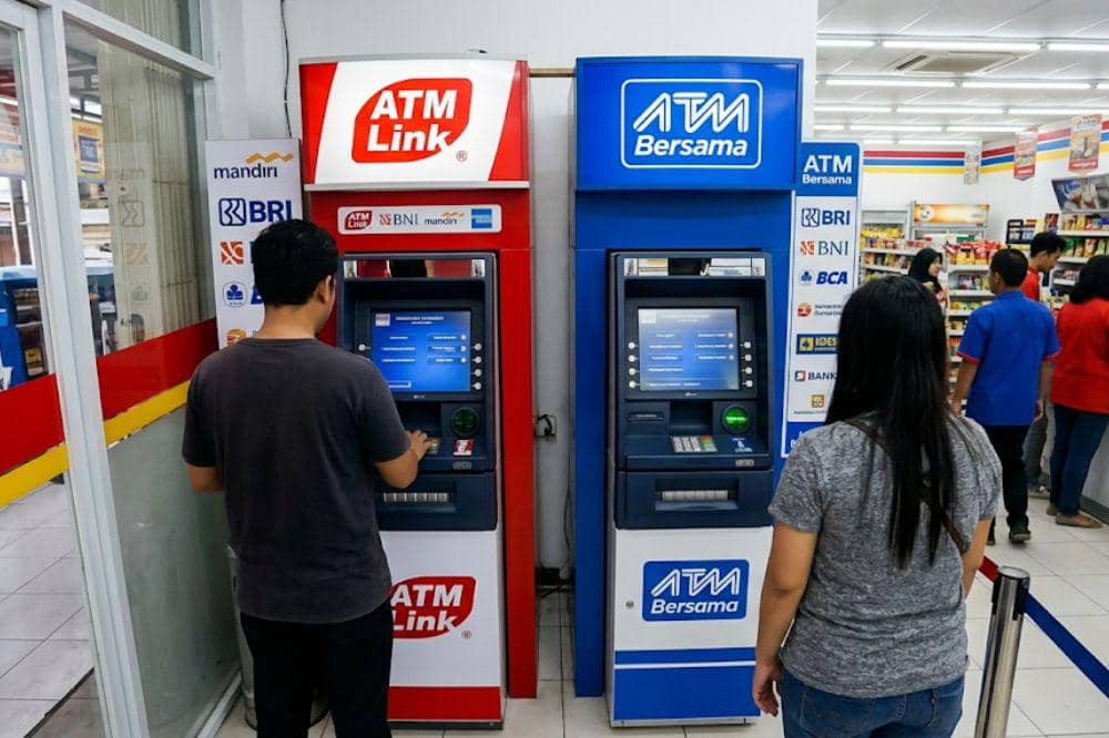 4 Perbedaan ATM Link dan ATM Bersama yang Wajib Kamu Tahu