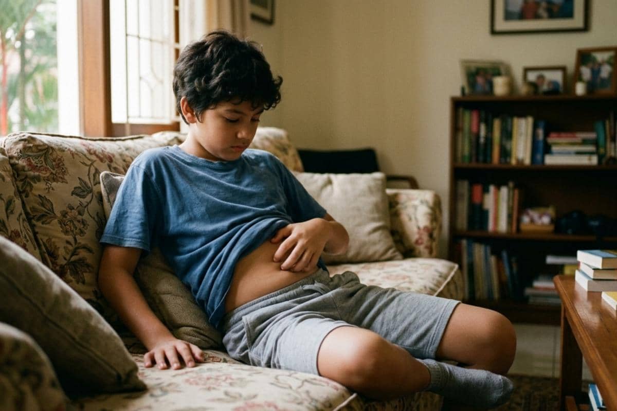 anak laki-laki sedang mengeluh sakit perut 