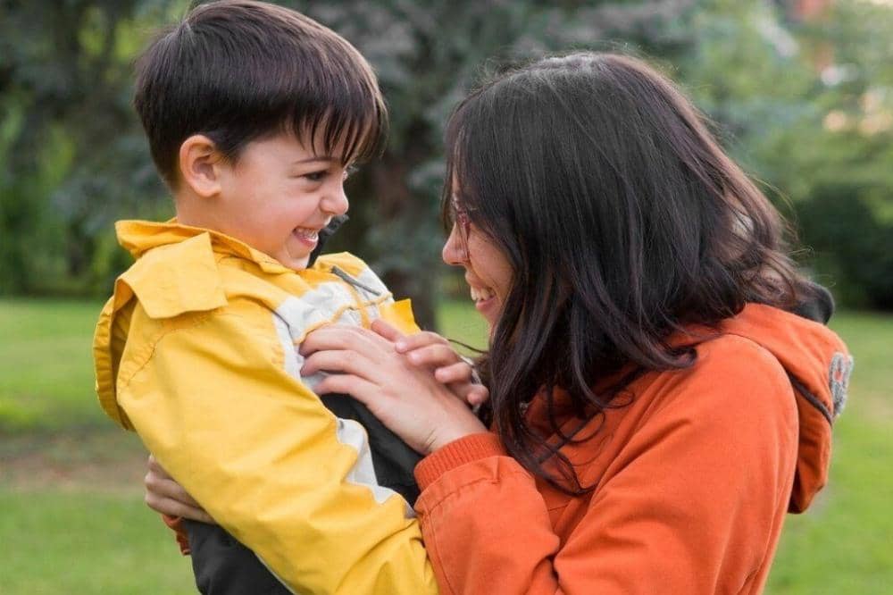 Mama menggendong anak