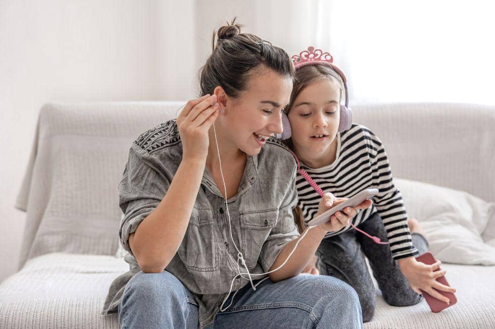 anak dengan orangtua bermain gadget