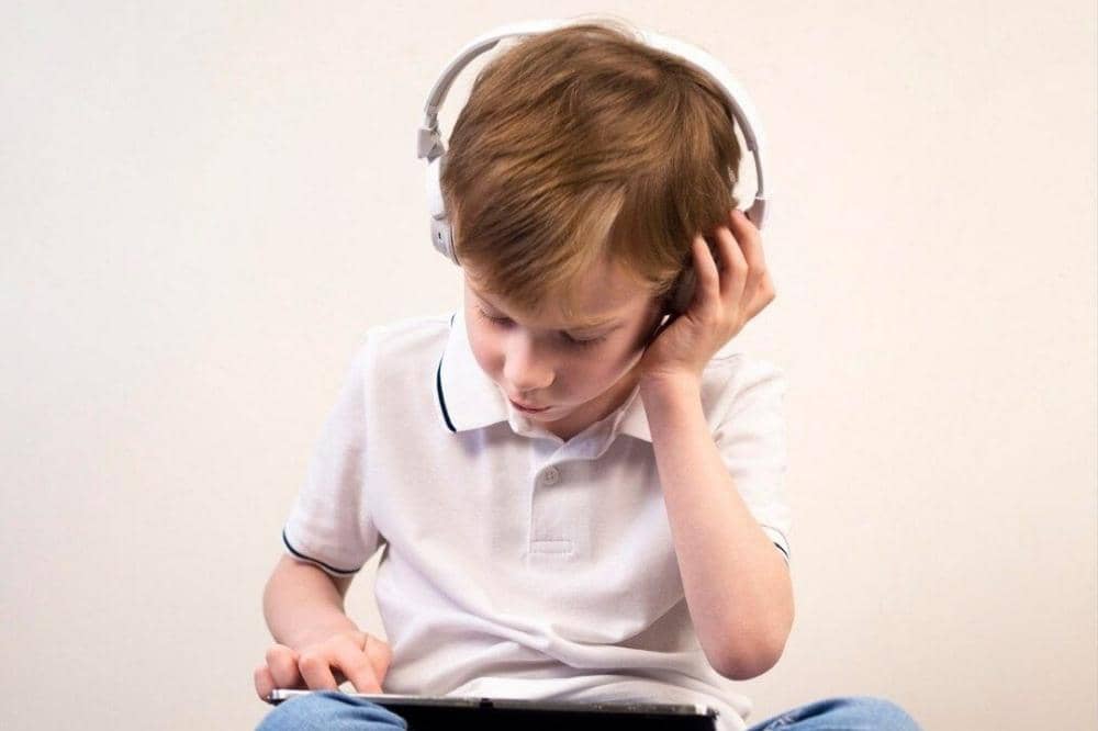 Anak mendengarkan lagu sendiri