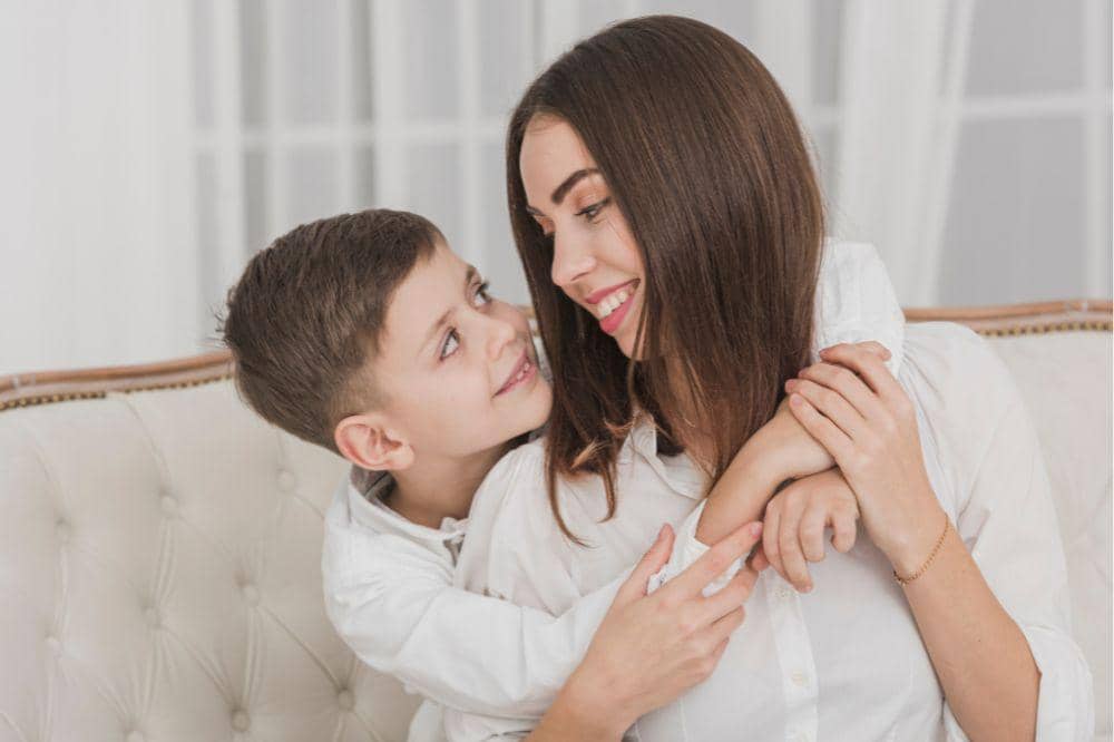 mama dengan anak laki-lakinya