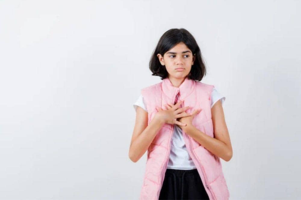 Anak perempuan memegang dada