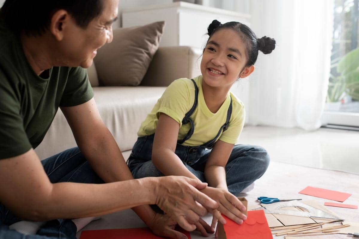 anak perempuan bersama ayah sedang bermain