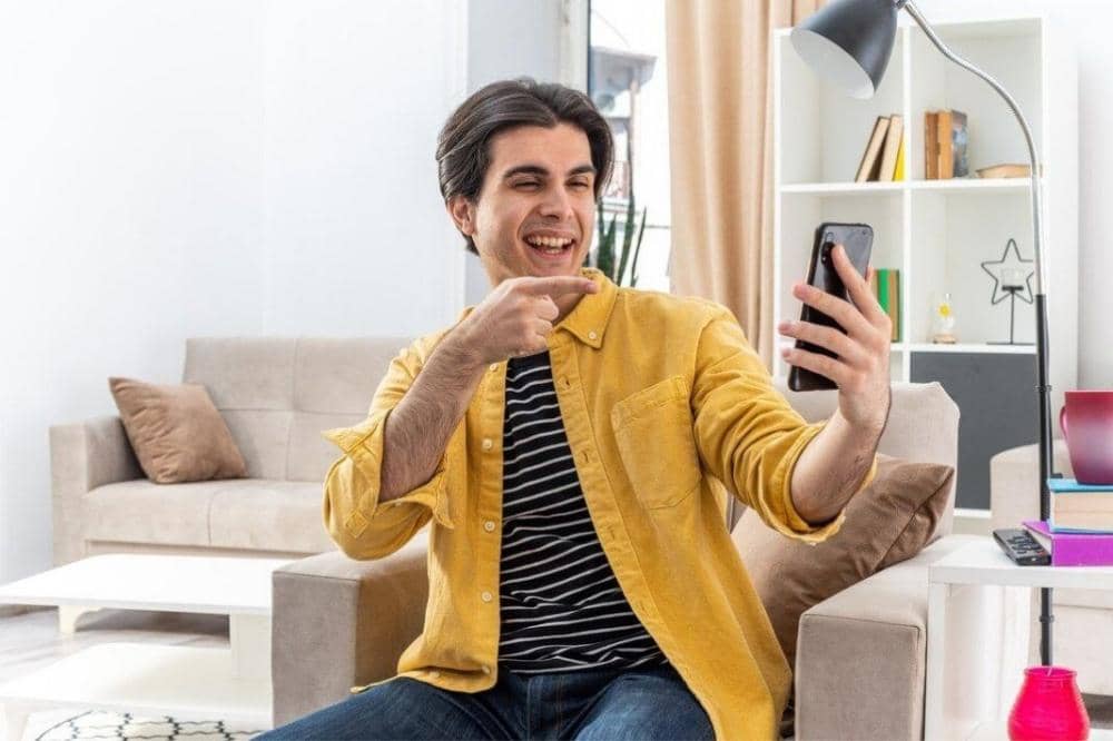 Laki-laki sedang video call