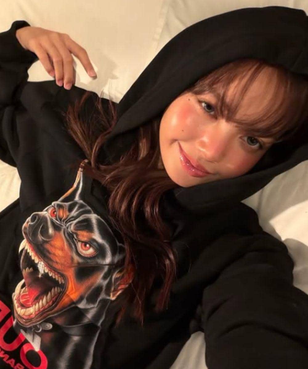 Lisa BLACKPINK Tampil Fresh dengan Sunburn Blush, Tren Makeup Kekinian