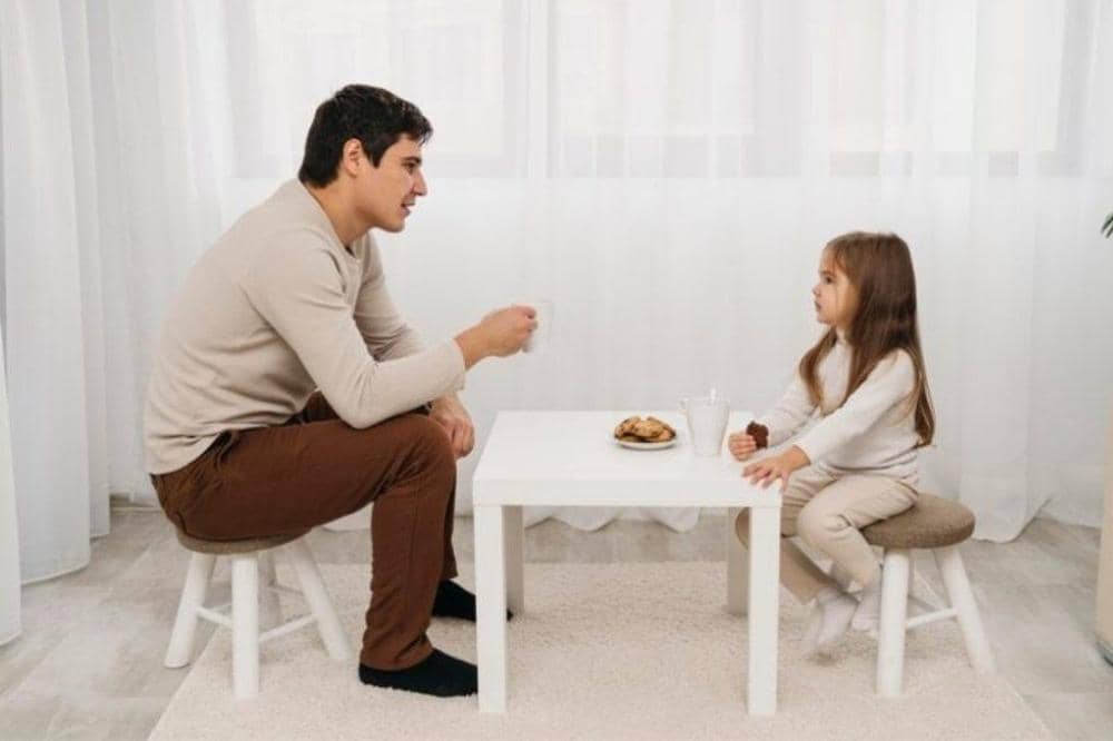 Papa dan anak berbincang