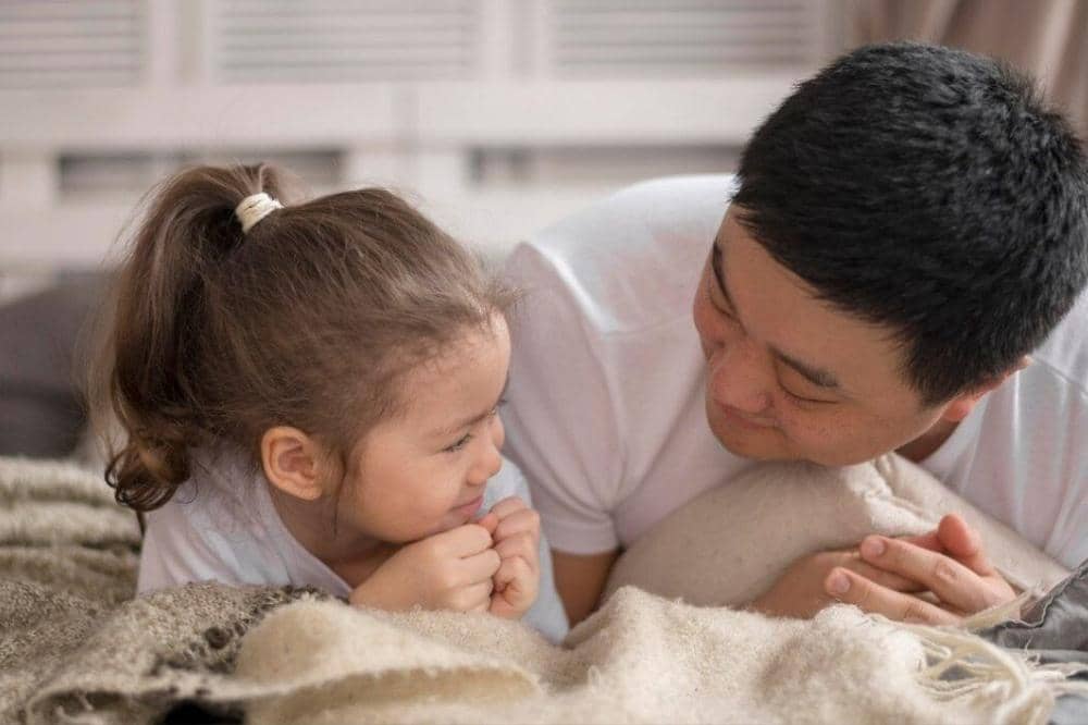 Papa bermain bersama anak