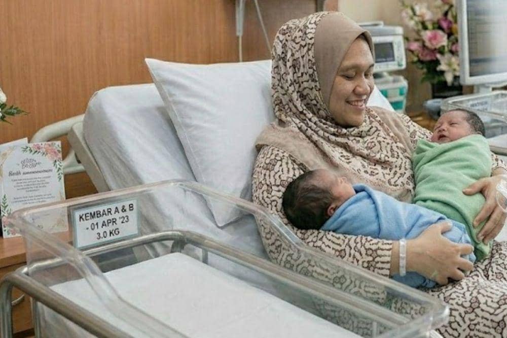 Ibu Ini Lahirkan Bayi Kembar Selang 18 Hari