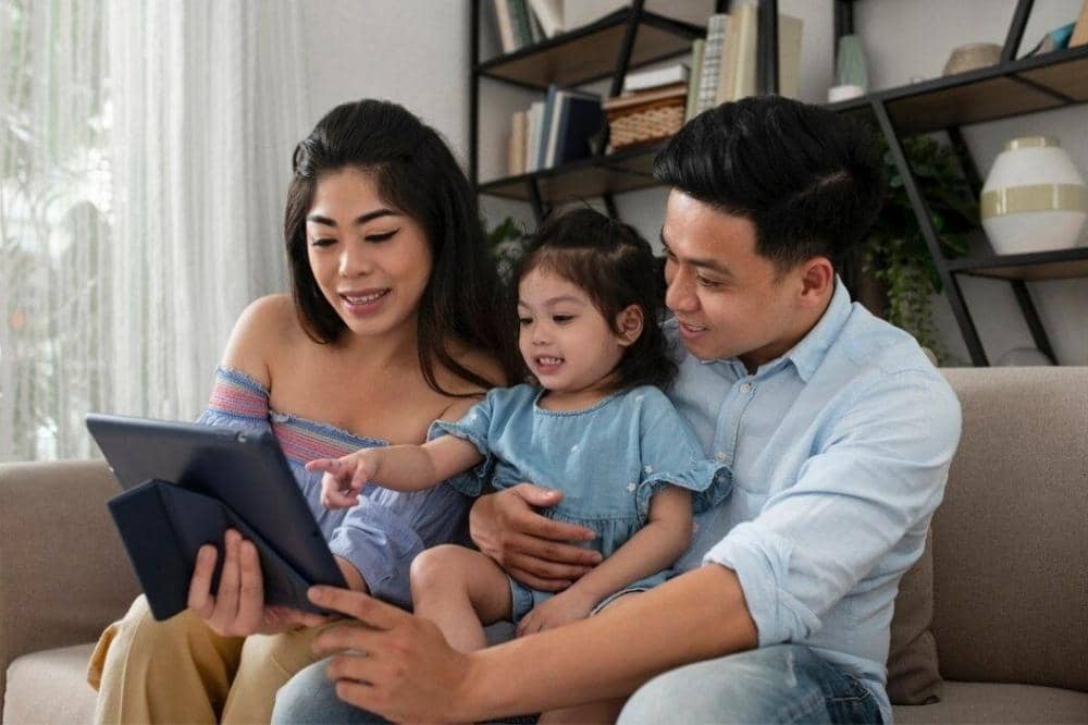 9 Contoh Authoritative Parenting untuk Anak, Terapkan di Rumah!