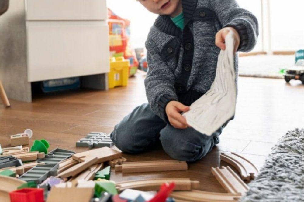 Anak bermain dengan mainan