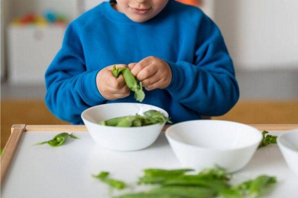 Anak mengupas kacang panjang