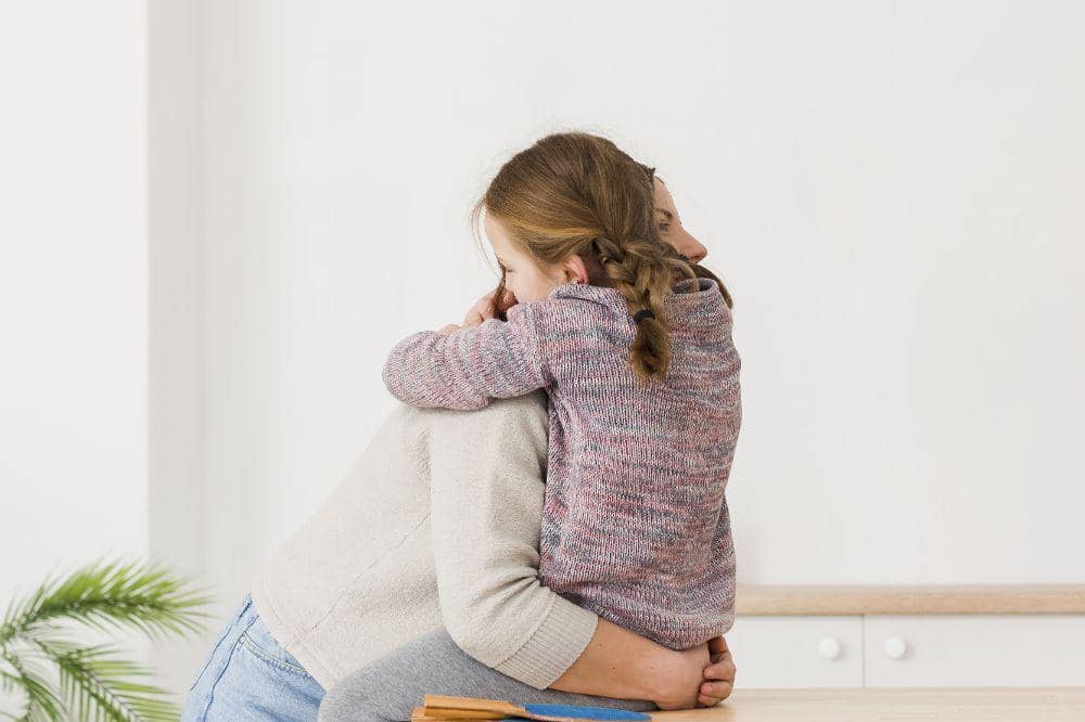 orangtua menenangkan anak