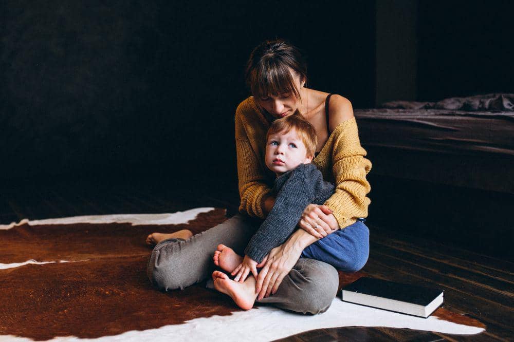 orangtua menenangkan anak