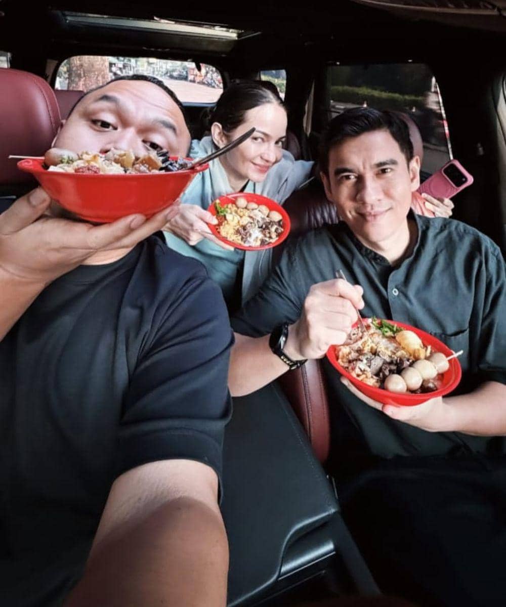 Trio Sahabat Ziarah Bawa Kue Ultah ke Makam Vidi Aldiano 3