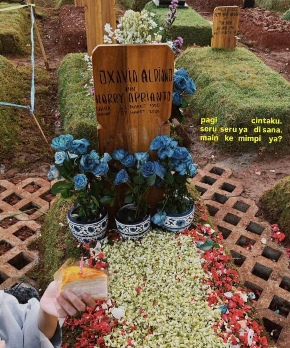 Trio Sahabat Ziarah Bawa Kue Ultah ke Makam Vidi Aldiano 1