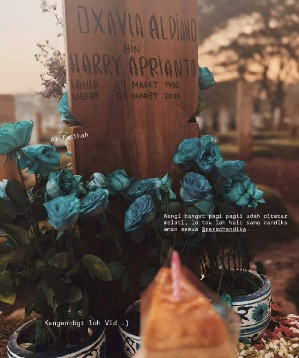 Trio Sahabat Ziarah Bawa Kue Ultah ke Makam Vidi Aldiano 2