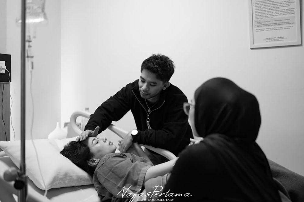 Momen Ray Rafi Dampingi Abel Cantika Melahirkan, Chill Tanpa Panik
