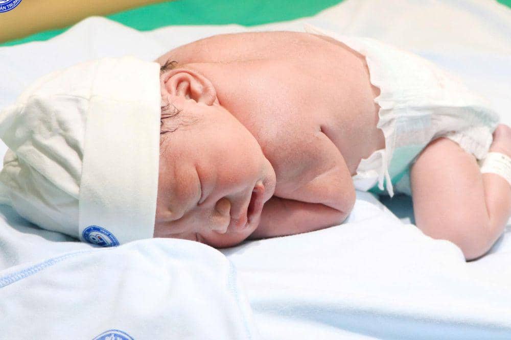 Ibu 60 Tahun Melahirkan Bayi Sehat, Ini Kisahnya
