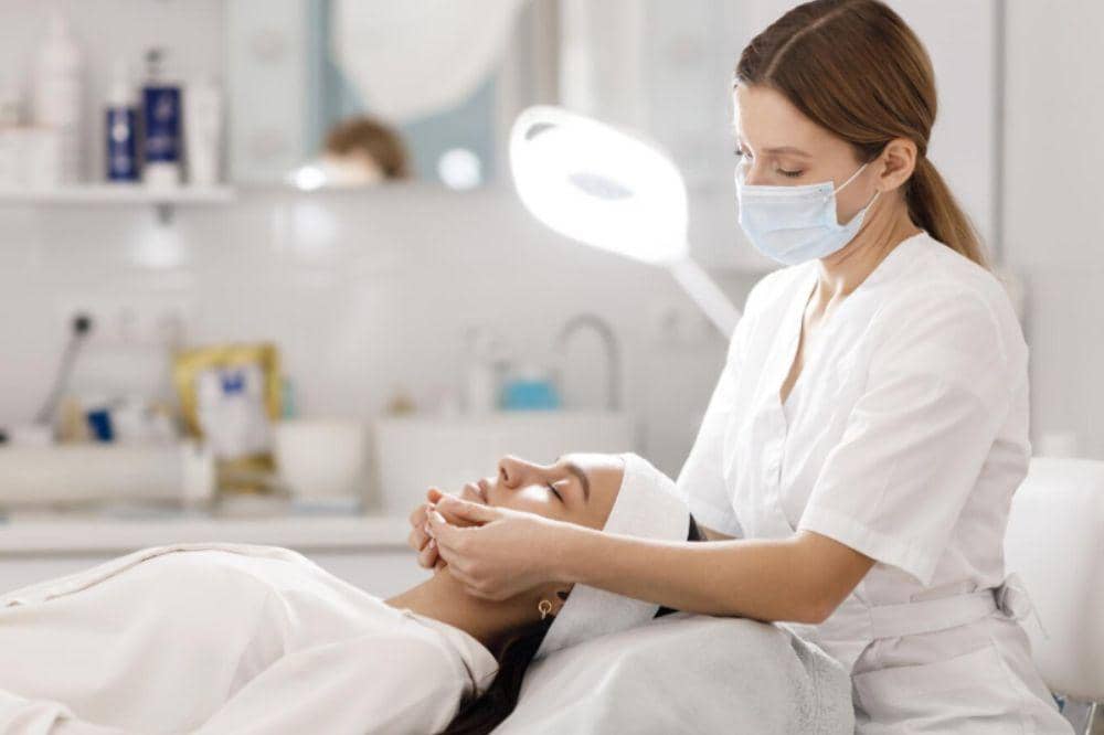 Ini Panduan Merawat Kulit Sensitif dan Hiperpigmentasi saat Musim Panas (4).jpg