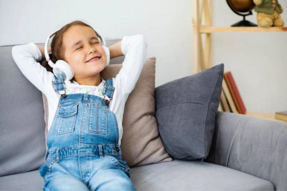 Anak perempuan mendengar lagu