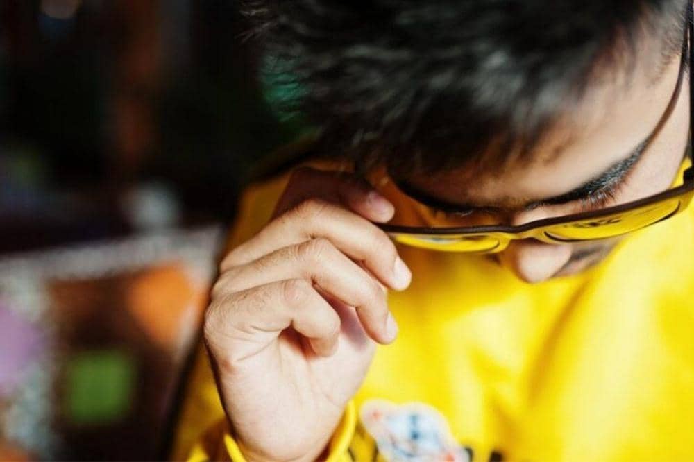 Anak laki-laki menggunakan kacamata