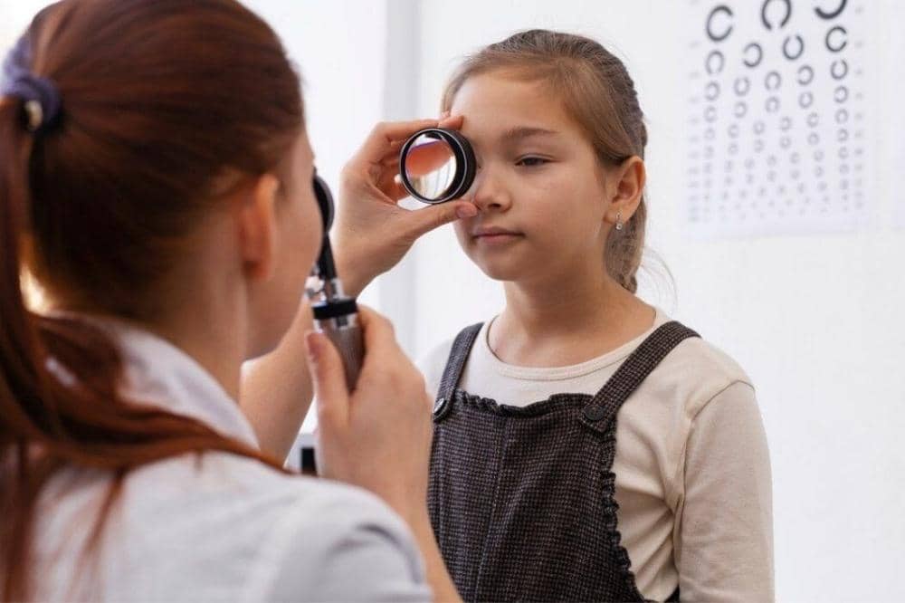 Anak perempuan memeriksa mata