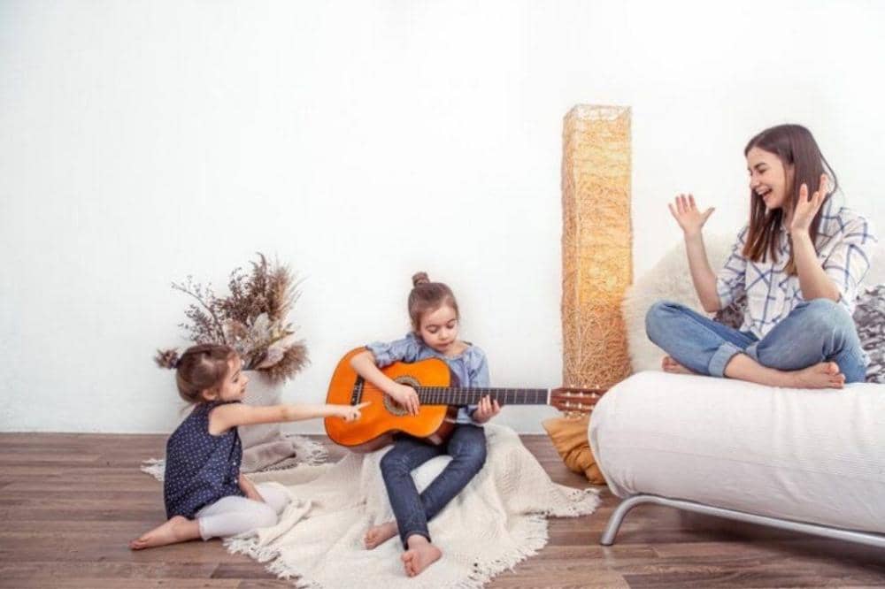 Anak bermain gitar di depan Mama