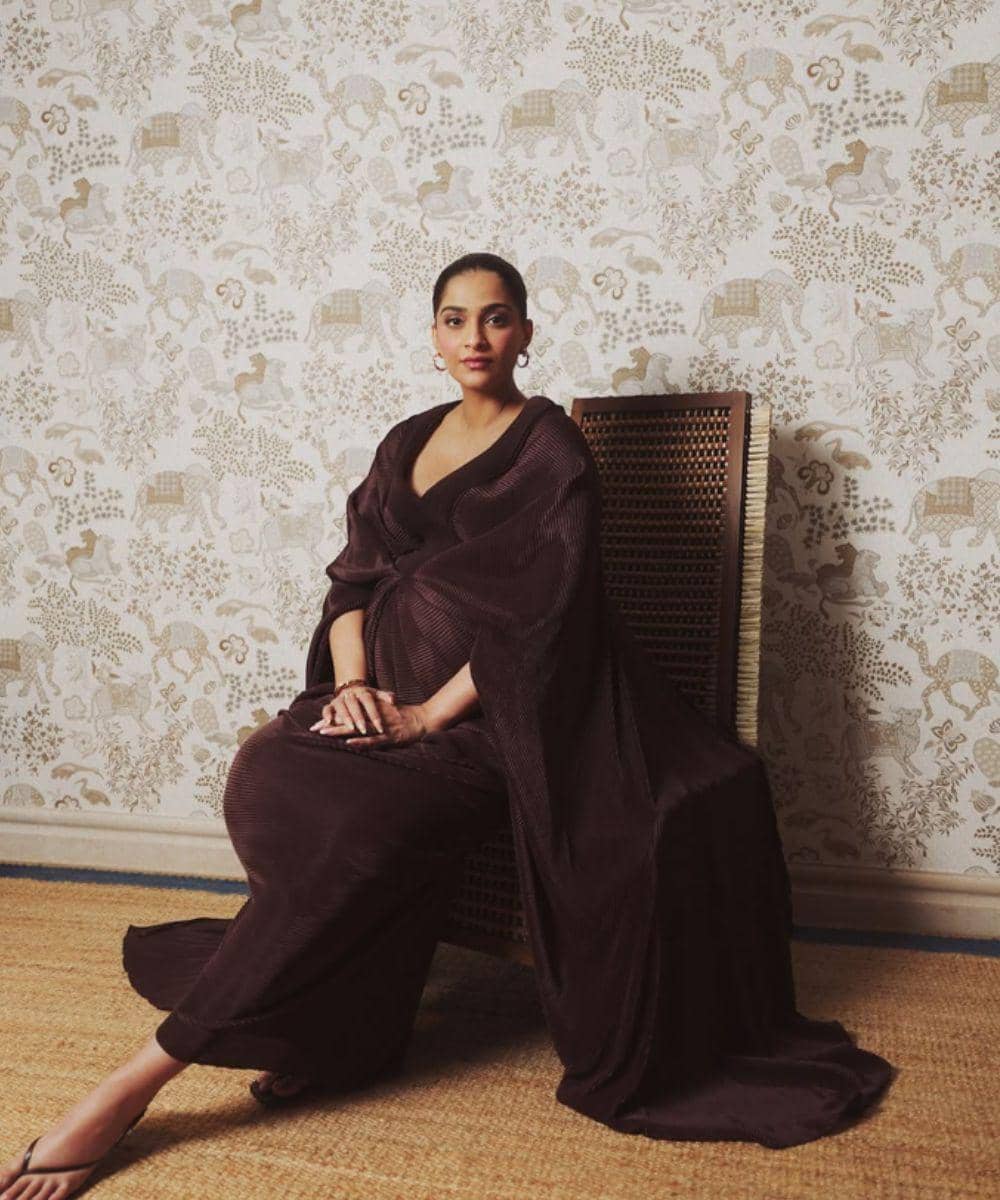 Artis Bollywood Sonam Kapoor Melahirkan Anak Kedua Laki-Laki (1).jpg