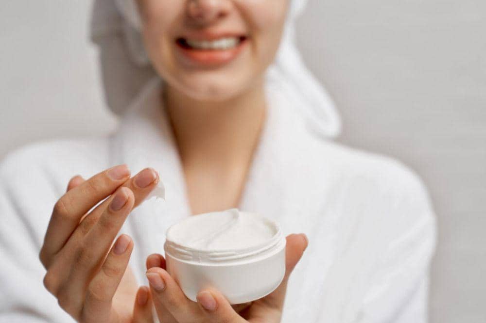 Ini Panduan Merawat Kulit Sensitif dan Hiperpigmentasi saat Musim Panas (3).jpg